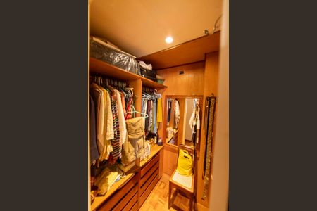 Apartamento à venda com 127m², 4 quartos e 2 vagas Apartamento à venda com 127m², 4 quartos e 2 vagasCloset da suíte