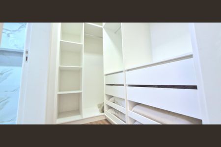 Casa de condomínio à venda com 1000m², 4 quartos e 4 vagas Casa de condomínio à venda com 1000m², 4 quartos e 4 vagasCloset suíte 1