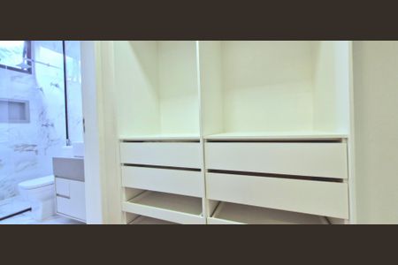 Casa de condomínio à venda com 1000m², 4 quartos e 4 vagas Casa de condomínio à venda com 1000m², 4 quartos e 4 vagasCloset suíte 3