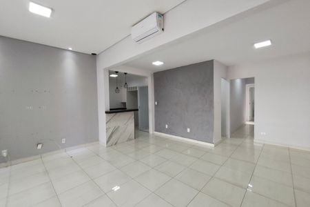 Casa à venda com 230m², 4 quartos e 2 vagas Casa à venda com 230m², 4 quartos e 2 vagasSala