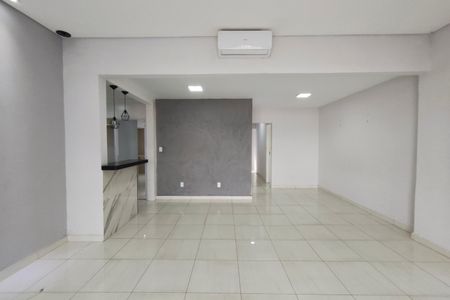Casa à venda com 230m², 4 quartos e 2 vagas Casa à venda com 230m², 4 quartos e 2 vagasSala