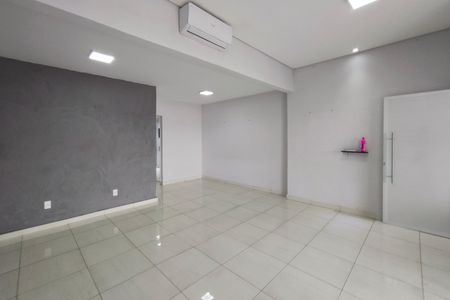 Casa à venda com 230m², 4 quartos e 2 vagas Casa à venda com 230m², 4 quartos e 2 vagasSala