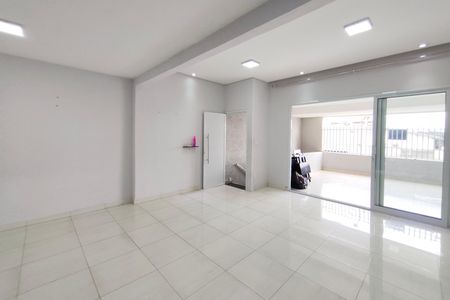 Casa à venda com 230m², 4 quartos e 2 vagas Casa à venda com 230m², 4 quartos e 2 vagasSala