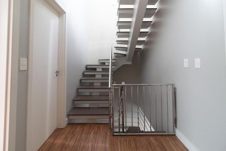 Casa de condomínio à venda com 197m², 3 quartos e 2 vagasEscada