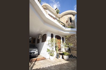 Casa à venda com 286m², 3 quartos e 3 vagas Casa à venda com 286m², 3 quartos e 3 vagasFachada