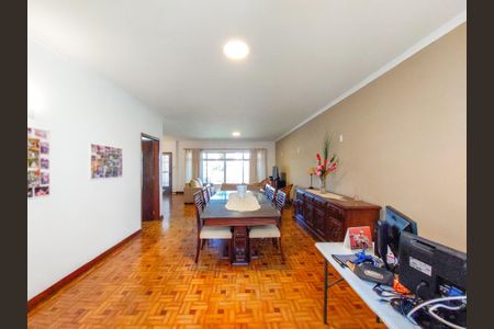 Casa à venda com 225m², 3 quartos e 2 vagasSala