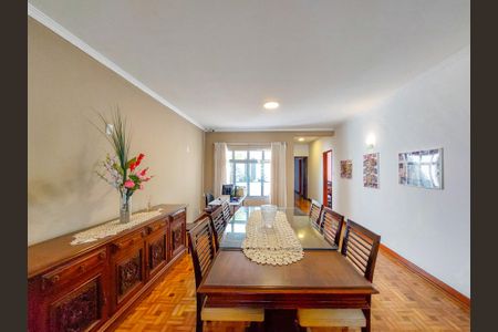 Casa à venda com 225m², 3 quartos e 2 vagasSala