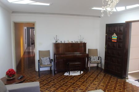 Casa à venda com 240m², 4 quartos e 2 vagasSala