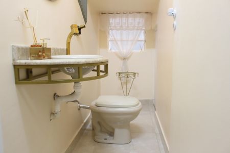 Casa à venda com 240m², 4 quartos e 2 vagasLavabo