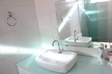 Casa à venda com 240m², 4 quartos e 2 vagasBanheiro da Suíte 2