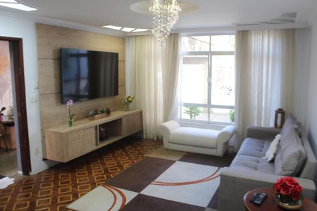 Casa à venda com 240m², 4 quartos e 2 vagasSala