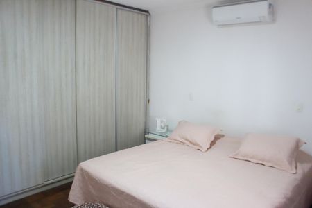 Casa à venda com 240m², 4 quartos e 2 vagasSuíte 1