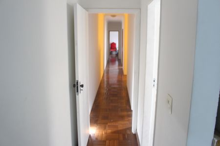 Casa à venda com 240m², 4 quartos e 2 vagasCorredor