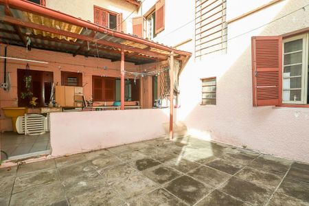 Casa para alugar com 380m², 5 quartos e 2 vagasFundos