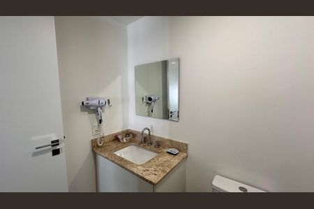 Banheiro da suíte de apartamento à venda com 1 quarto, 31m² em Campo Belo, São Paulo