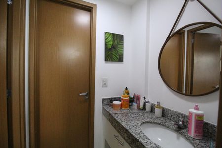 Apartamento à venda com 83m², 3 quartos e 1 vagaBanheiro canadense da suíte 2 e 3