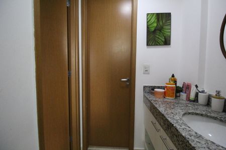 Apartamento à venda com 83m², 3 quartos e 1 vagaBanheiro canadense da suíte 2 e 3