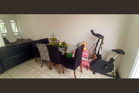 Casa à venda com 64m², 2 quartos e 2 vagas Casa à venda com 64m², 2 quartos e 2 vagasSala