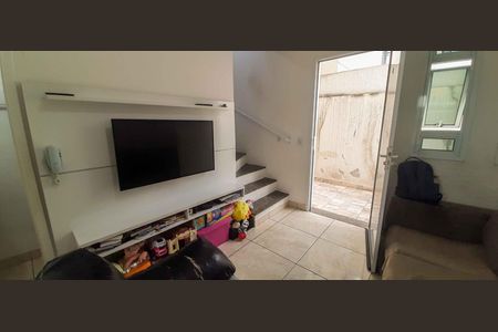 Casa à venda com 64m², 2 quartos e 2 vagas Casa à venda com 64m², 2 quartos e 2 vagasSala