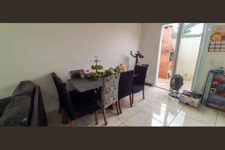 Casa à venda com 64m², 2 quartos e 2 vagas Casa à venda com 64m², 2 quartos e 2 vagasSala