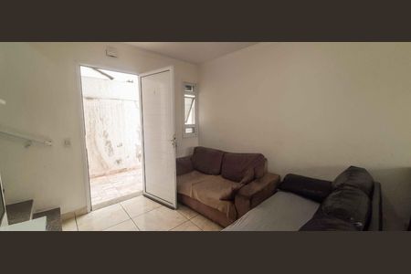 Casa à venda com 64m², 2 quartos e 2 vagas Casa à venda com 64m², 2 quartos e 2 vagasSala