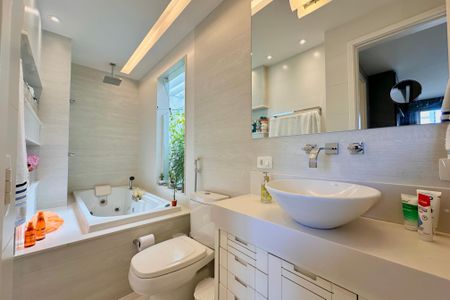 Apartamento para alugar com 198m², 3 quartos e 2 vagas Apartamento para alugar com 198m², 3 quartos e 2 vagasBanheiro Social