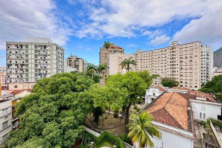 Apartamento para alugar com 198m², 3 quartos e 2 vagas Apartamento para alugar com 198m², 3 quartos e 2 vagasVaranda