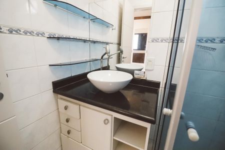 Apartamento à venda com 66m², 3 quartos e 2 vagas Apartamento à venda com 66m², 3 quartos e 2 vagasBanheiro da Suíte