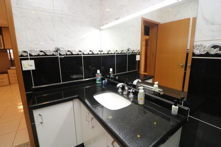 Casa à venda com 350m², 3 quartos e 3 vagasBanheiro da Suíte