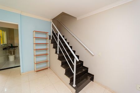 Casa de condomínio para alugar com 120m², 3 quartos e 2 vagasSala