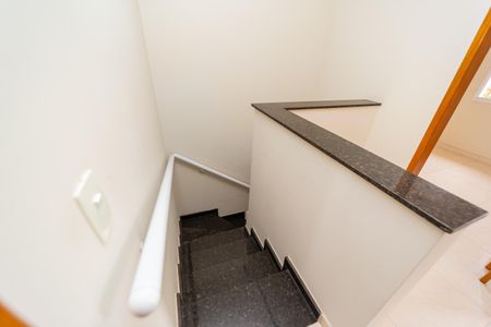 Casa de condomínio para alugar com 120m², 3 quartos e 2 vagasEscada