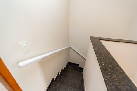 Casa de condomínio para alugar com 120m², 3 quartos e 2 vagasEscada