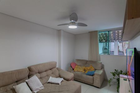 Casa à venda com 247m², 4 quartos e 3 vagas Casa à venda com 247m², 4 quartos e 3 vagasSala de TV