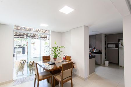 Casa à venda com 247m², 4 quartos e 3 vagas Casa à venda com 247m², 4 quartos e 3 vagasSala de Jantar