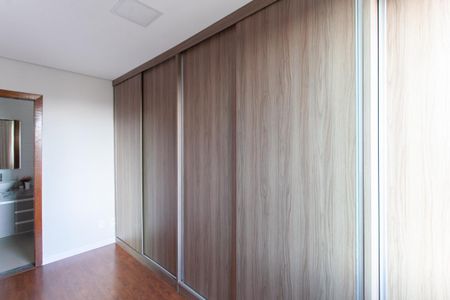 Casa à venda com 247m², 4 quartos e 3 vagas Casa à venda com 247m², 4 quartos e 3 vagasCloset da suíte 1