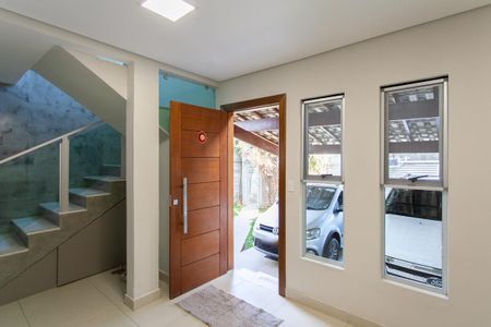 Casa à venda com 247m², 4 quartos e 3 vagas Casa à venda com 247m², 4 quartos e 3 vagasSala