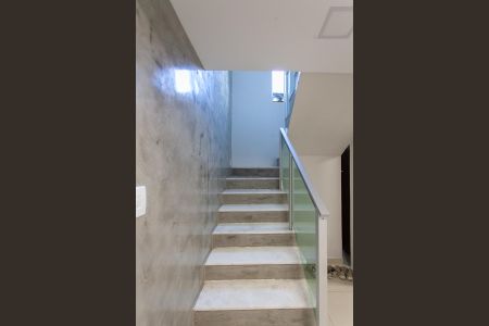 Casa à venda com 247m², 4 quartos e 3 vagas Casa à venda com 247m², 4 quartos e 3 vagasEscada