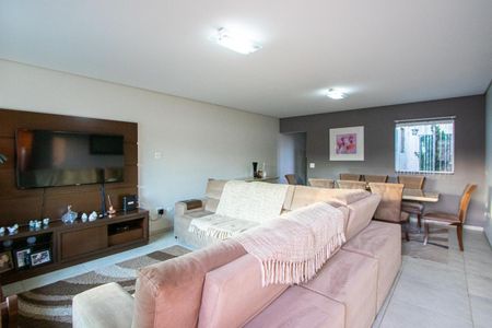 Casa à venda com 212m², 3 quartos e 5 vagasSala