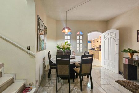 Casa para alugar com 217m², 4 quartos e 2 vagas Casa para alugar com 217m², 4 quartos e 2 vagasSala