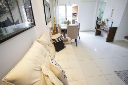 Casa de condomínio para alugar com 120m², 4 quartos e 2 vagasSala de Estar