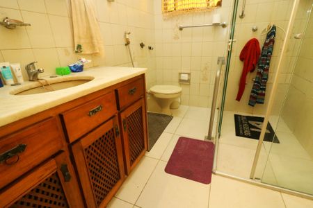 Casa à venda com 130m², 4 quartos e 3 vagasBanheiro 1