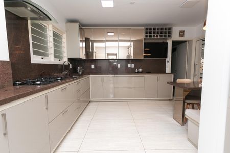 Casa à venda com 500m², 5 quartos e 6 vagasCozinha