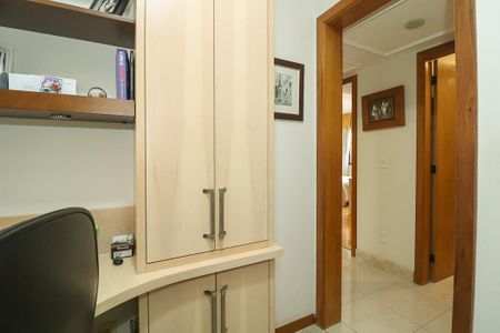 Apartamento à venda com 121m², 2 quartos e 2 vagasEscritório