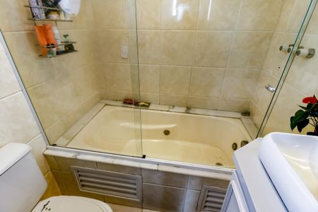 Apartamento à venda com 108m², 3 quartos e 2 vagas Apartamento à venda com 108m², 3 quartos e 2 vagasBanheiro da Suíte