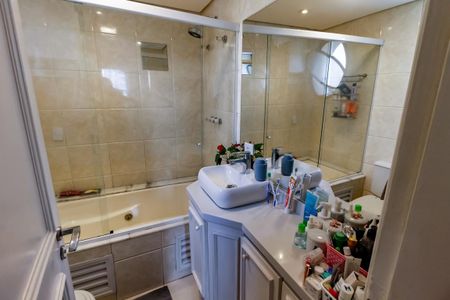 Apartamento à venda com 108m², 3 quartos e 2 vagas Apartamento à venda com 108m², 3 quartos e 2 vagasBanheiro da Suíte