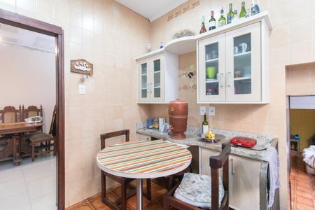 Casa à venda com 160m², 4 quartos e 2 vagas Casa à venda com 160m², 4 quartos e 2 vagasCozinha