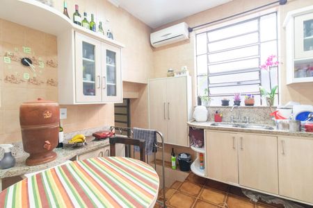 Casa à venda com 160m², 4 quartos e 2 vagas Casa à venda com 160m², 4 quartos e 2 vagasCozinha