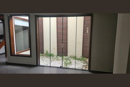 Casa à venda com 234m², 4 quartos e 4 vagas Casa à venda com 234m², 4 quartos e 4 vagasSala