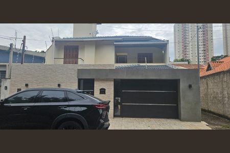 Casa à venda com 234m², 4 quartos e 4 vagas Casa à venda com 234m², 4 quartos e 4 vagasFachada