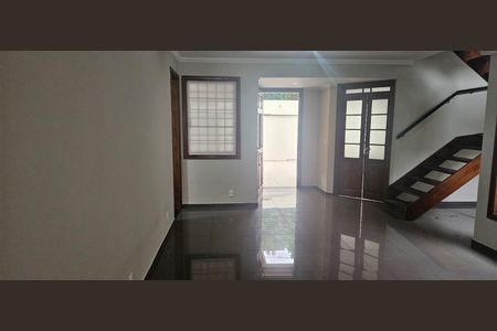 Casa à venda com 234m², 4 quartos e 4 vagas Casa à venda com 234m², 4 quartos e 4 vagasSala